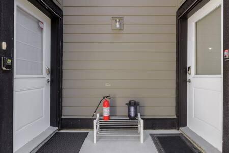 Bright New 1 Bedroom Private Secondary Basement Suite North Vancouver Exterior photo